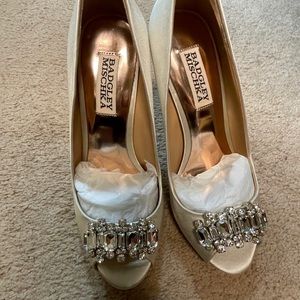 Badgley Mischka Ivory satin heels